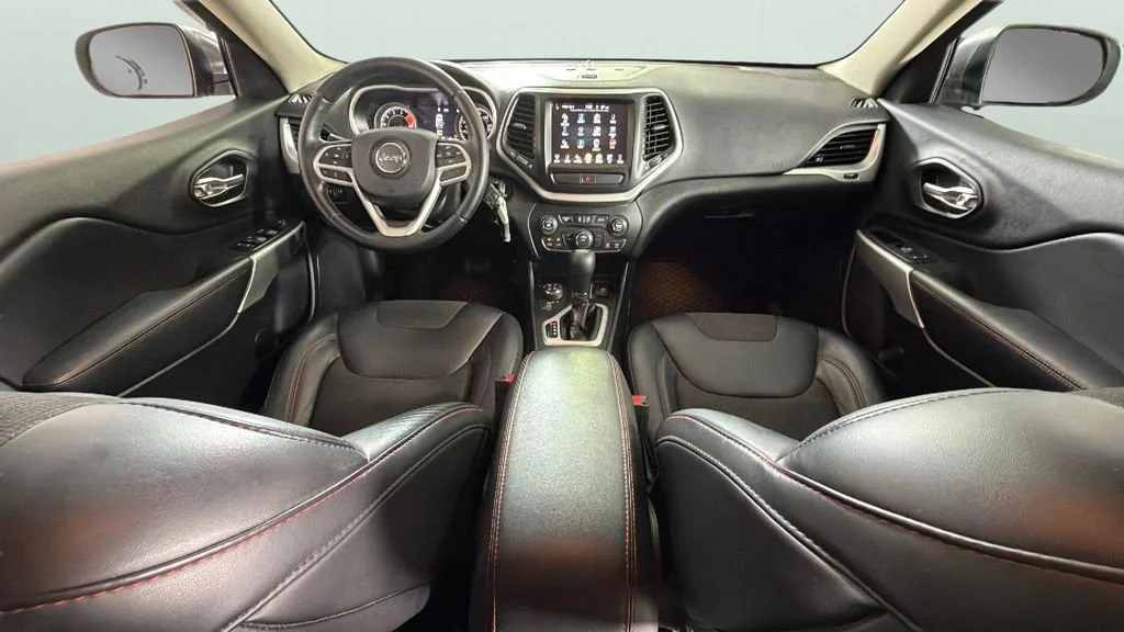 Used 2017 Silver Jeep Trailhawk 4x4 image 30