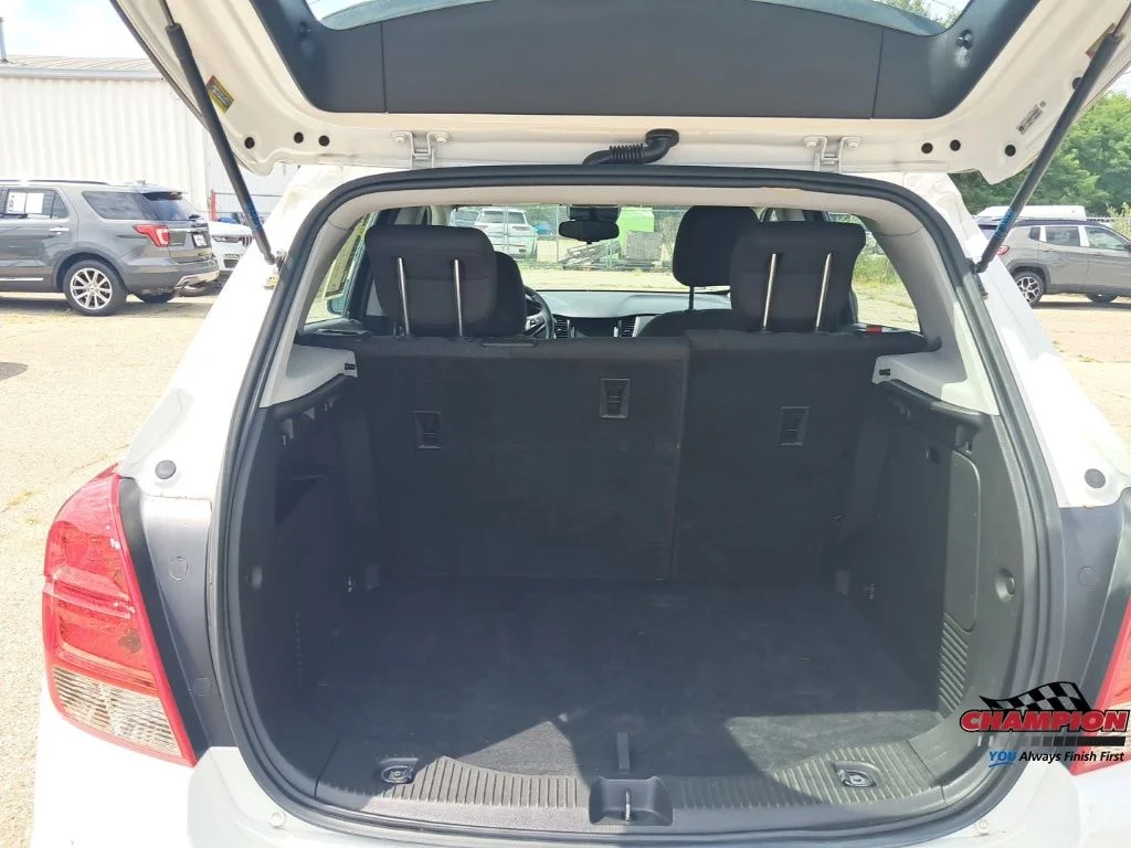 Used 2018 White Chevrolet LS image 40