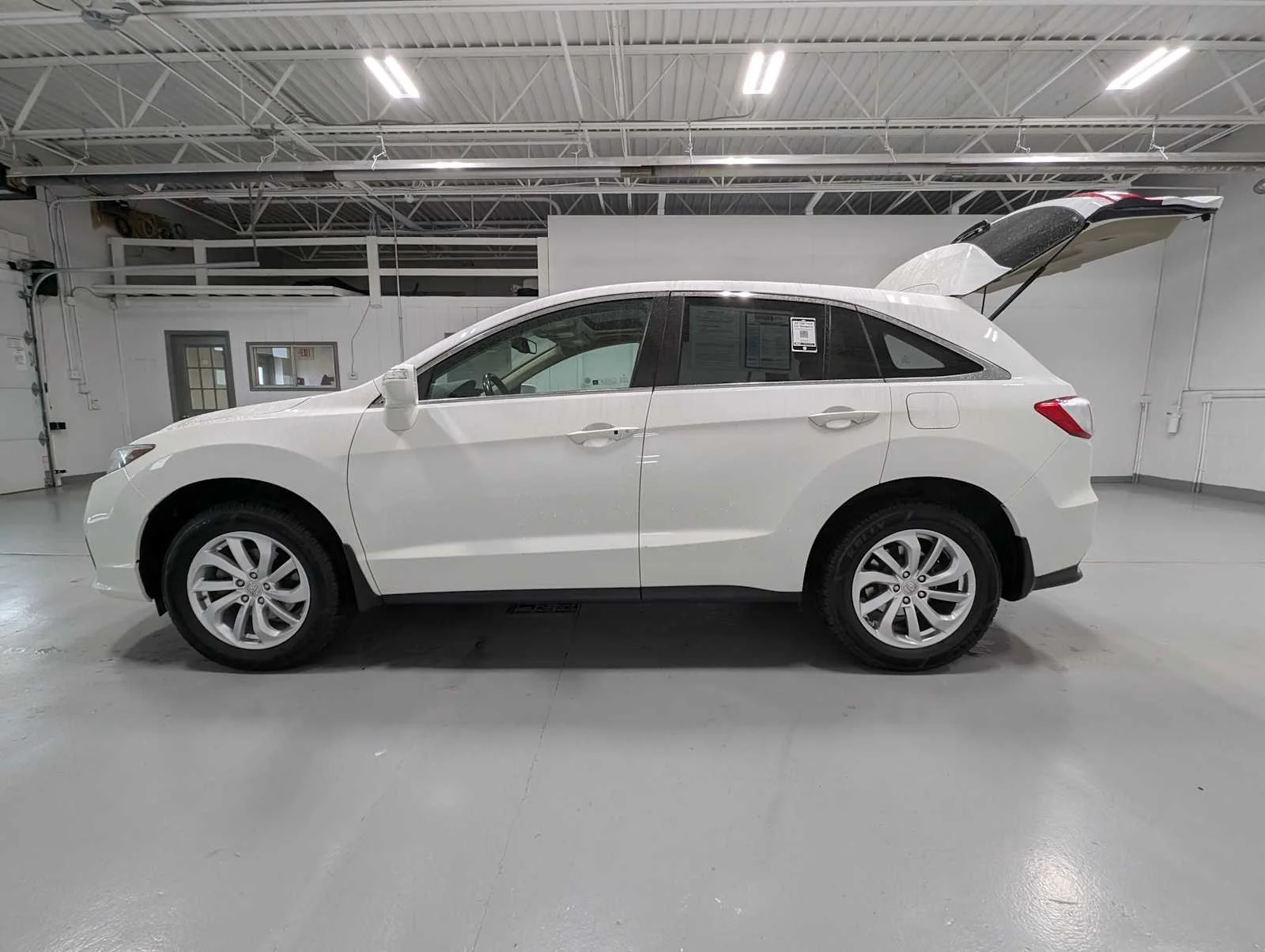 Used 2018 White Diamond Pearl Acura  image 12