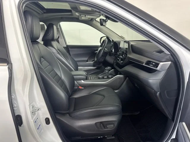 Used 2022 Pearl Toyota XLE image 4