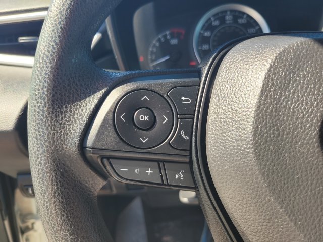 Used 2022 White Toyota LE image 27