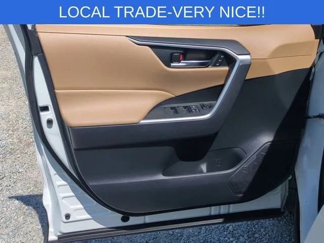 Used 2019 White Toyota XLE Premium image 12