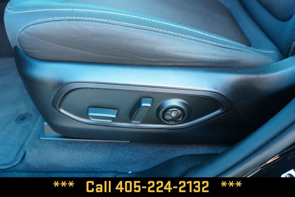 Used 2023  Jeep Laredo image 18