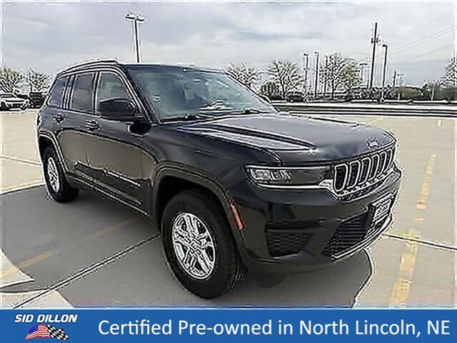 Used 2023 Diamond Black Crystal Pearlcoat Jeep Laredo image 6