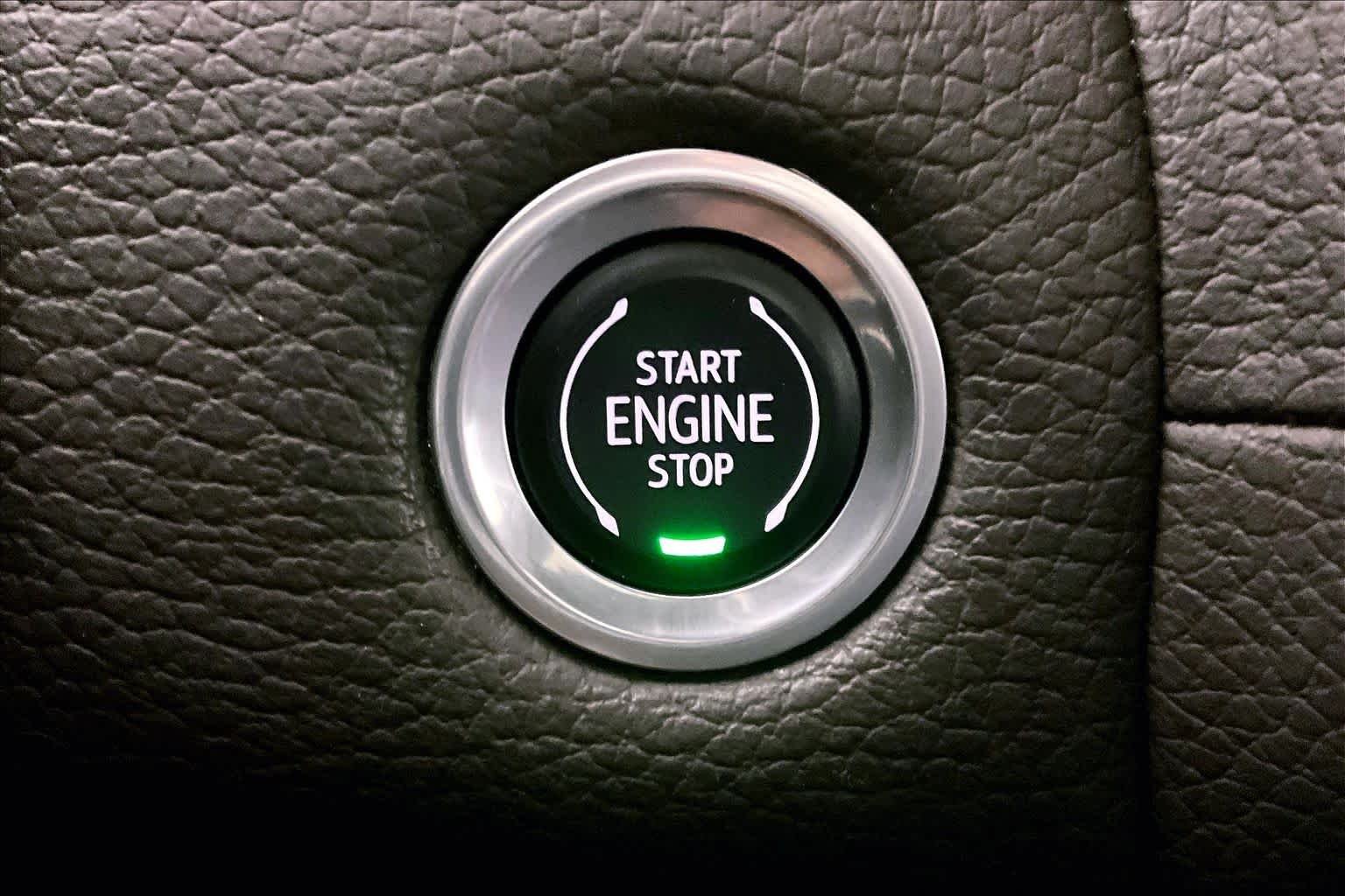 Used 2021 WHITE FROST TRICOAT GMC Denali image 33