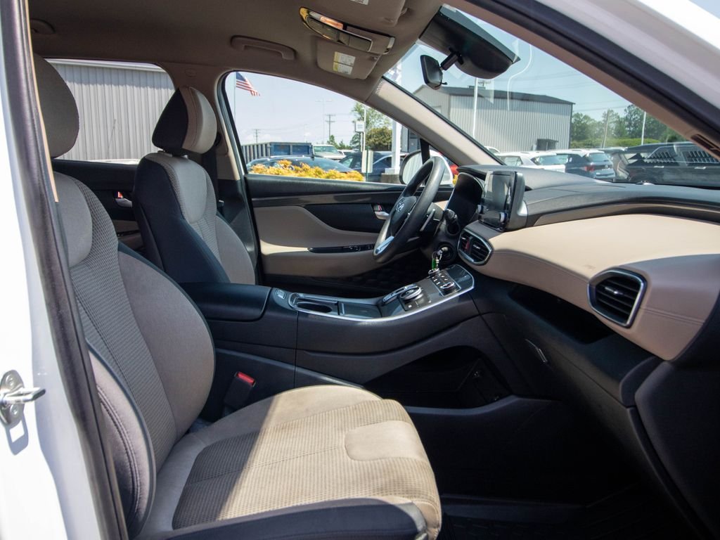 Used 2023 White Hyundai SE image 18