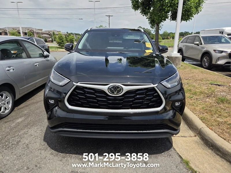 Used 2023 BLACK TOYOTA XLE FWD image 2