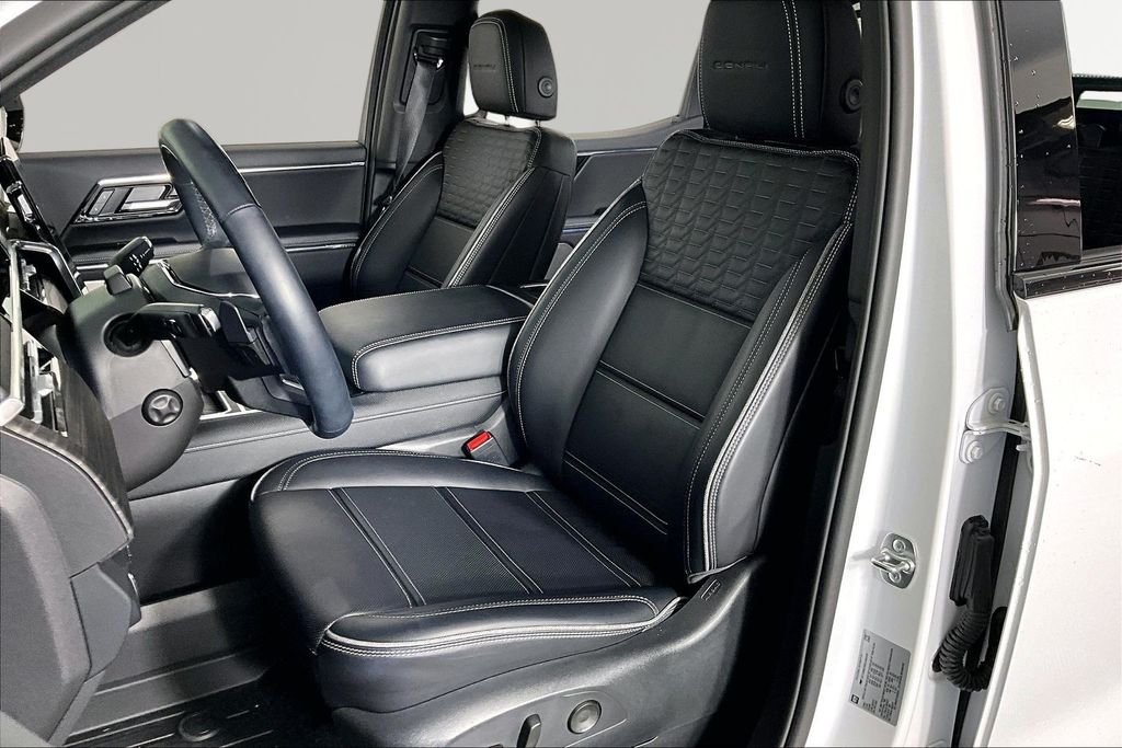 Used 2025 White GMC Denali image 19
