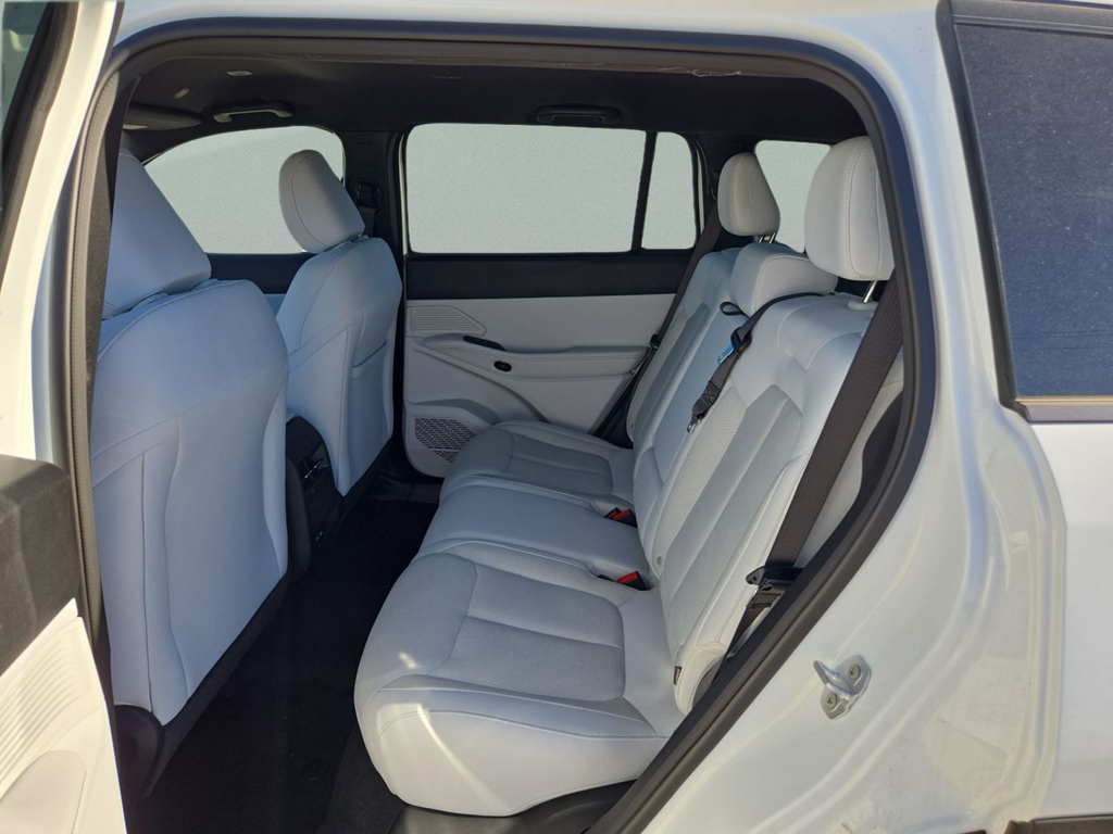 New 2026 Bright White Clear-Coat Exterior Paint Jeep Laredo image 25