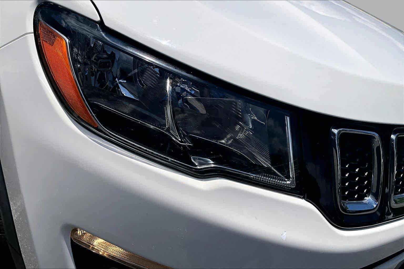 Used 2018 White Clearcoat Jeep Latitude image 28