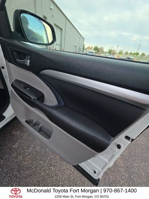 Used 2017 White Toyota XLE image 23