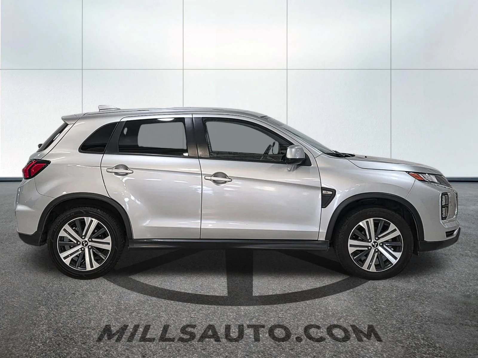 Used 2024  Mitsubishi  image 9