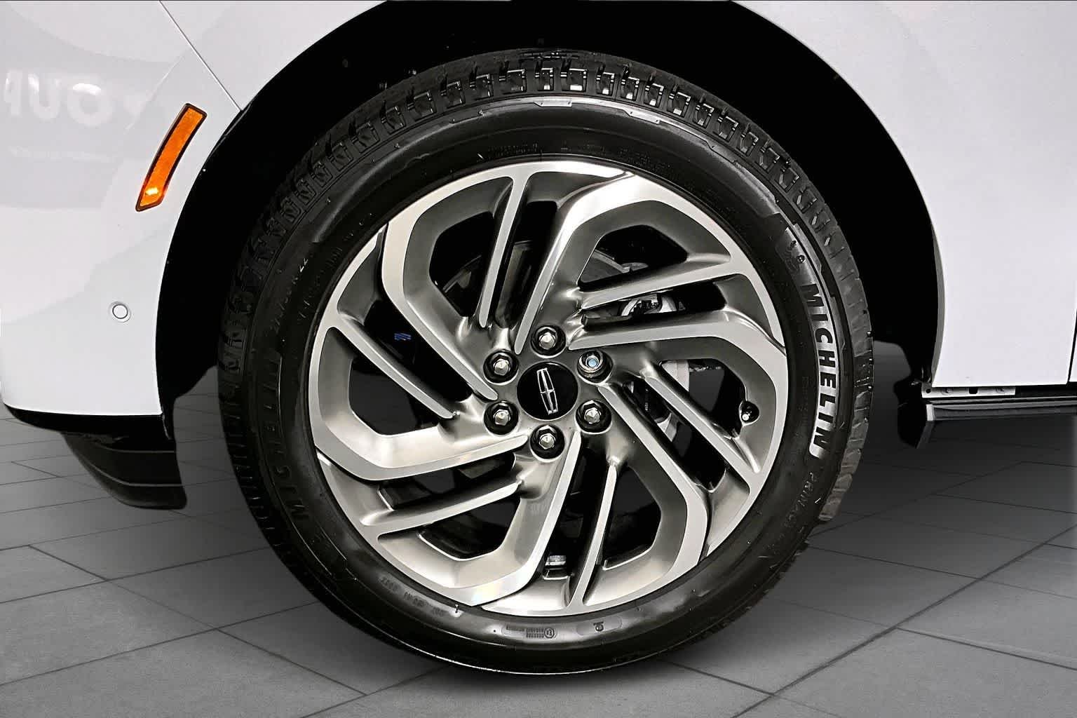 Used 2025 Crystal White Metallic Clearcoat Lincoln Reserve image 17