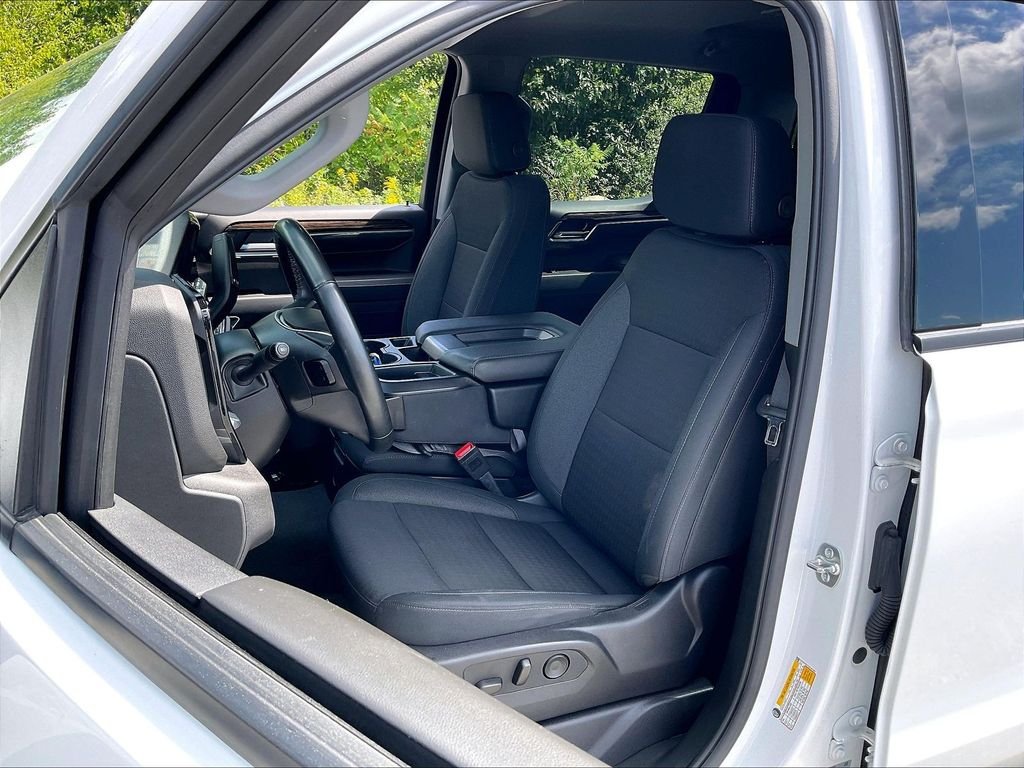 Used 2025 Summit White GMC Elevation image 9