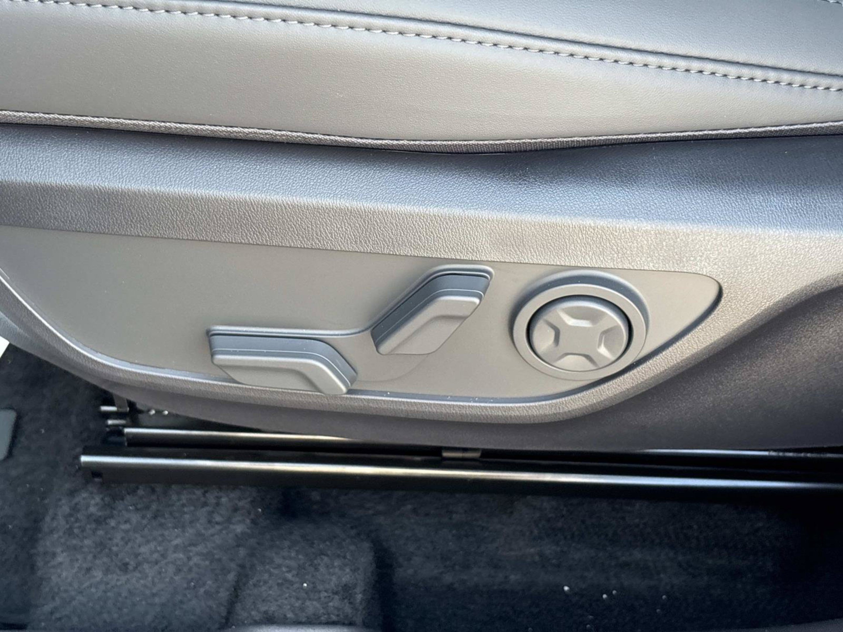 New 2027 Pale Gray Kia EX image 20