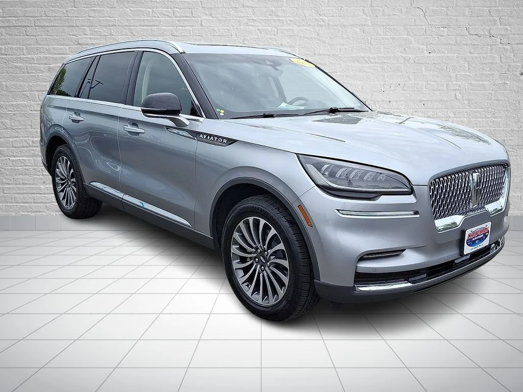 Certified Used 2023 Radiance Metallic Lincoln Standard image 3