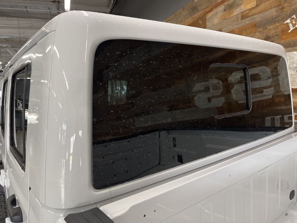 New 2026 Bright White Clear-Coat Exterior Paint Jeep Mojave image 25