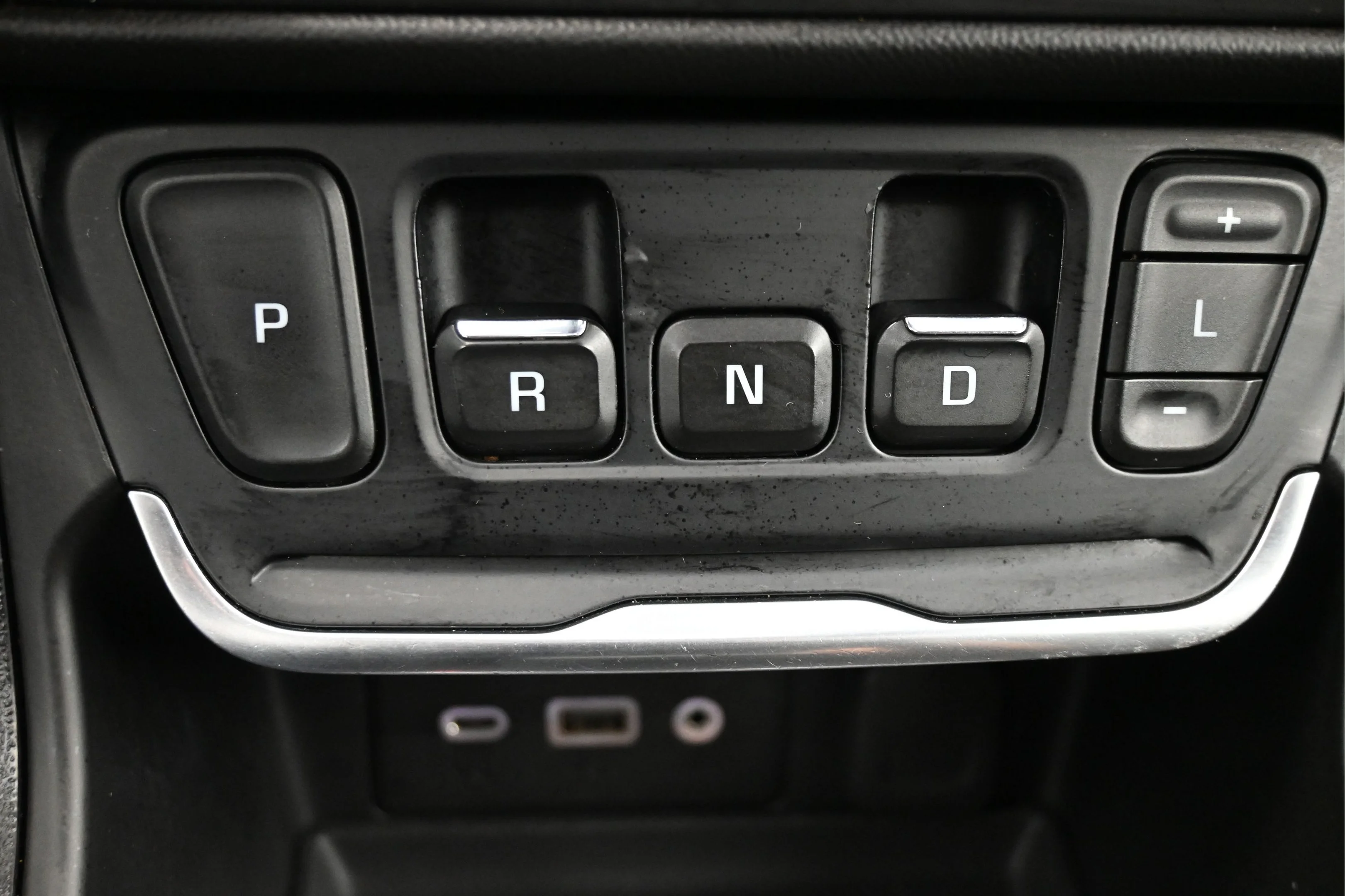Used 2020 Ebony Twilight Metallic GMC SLE image 17