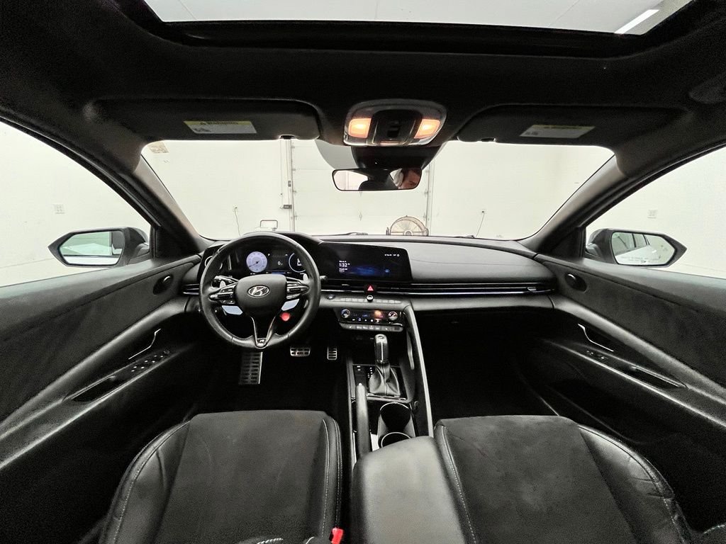 Used 2022 White Hyundai Base image 4