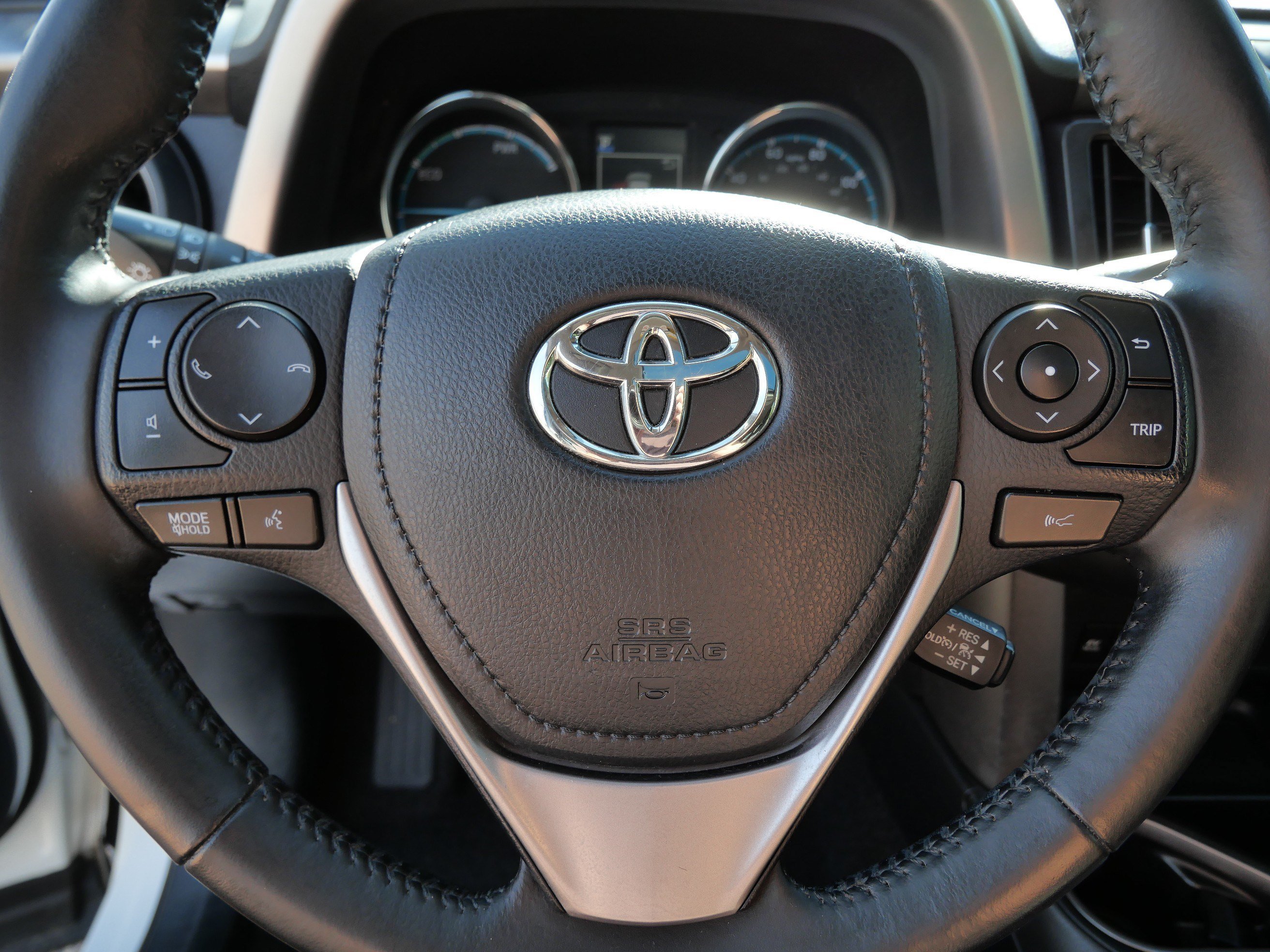 Certified Used 2018 Super White Toyota Hybrid XLE image 25