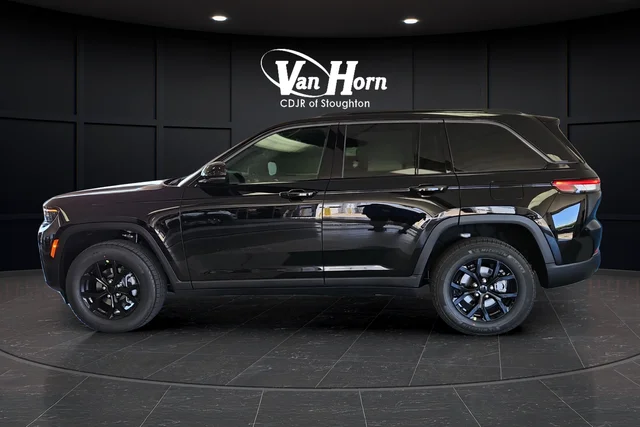 New 2026 Diamond Black Crystal Pearl-Coat Exterior Paint Jeep Altitude image 4