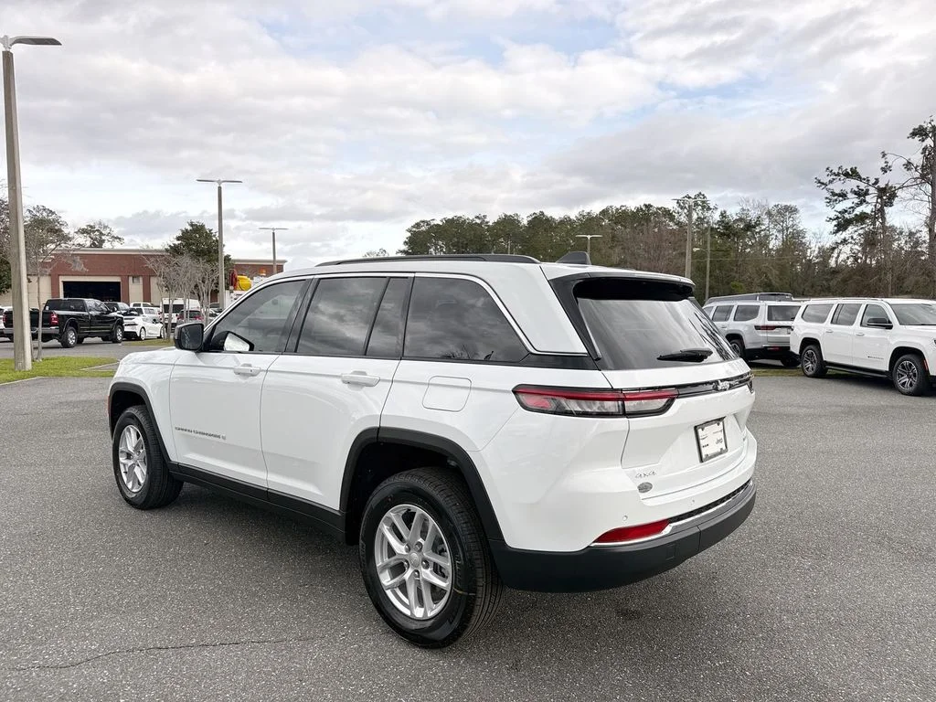 New 2026 Bright White Clear-Coat Exterior Paint Jeep Laredo image 5