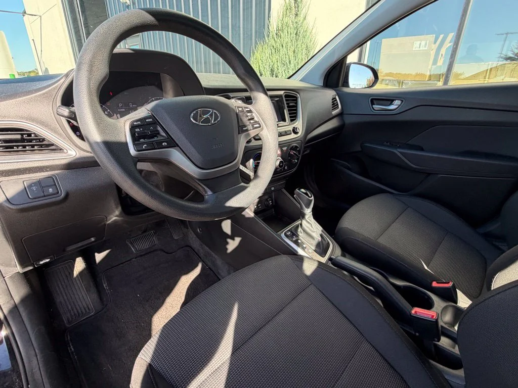 Used 2018 Black Hyundai SE image 7