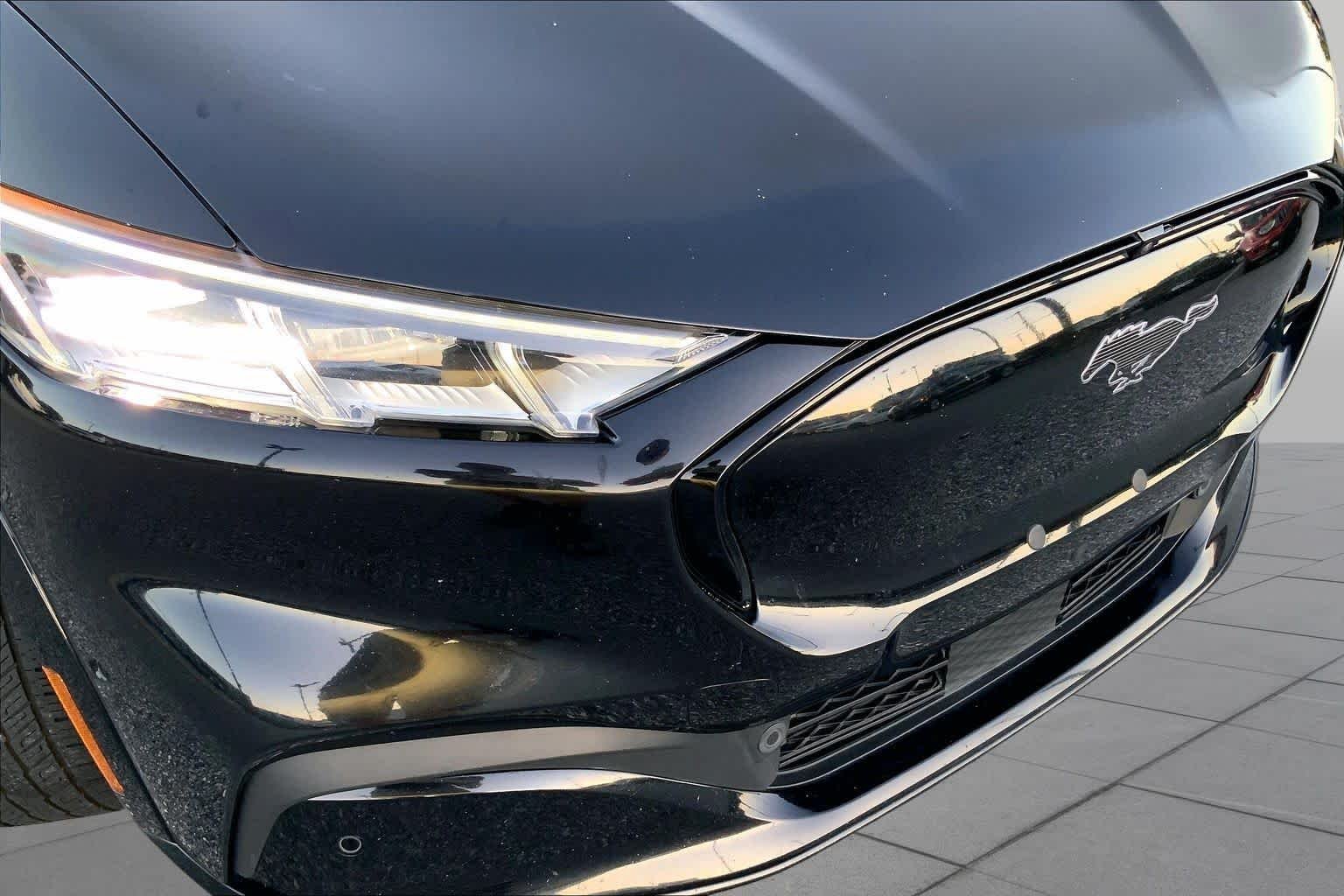 Used 2021 Shadow Black Ford Premium image 28