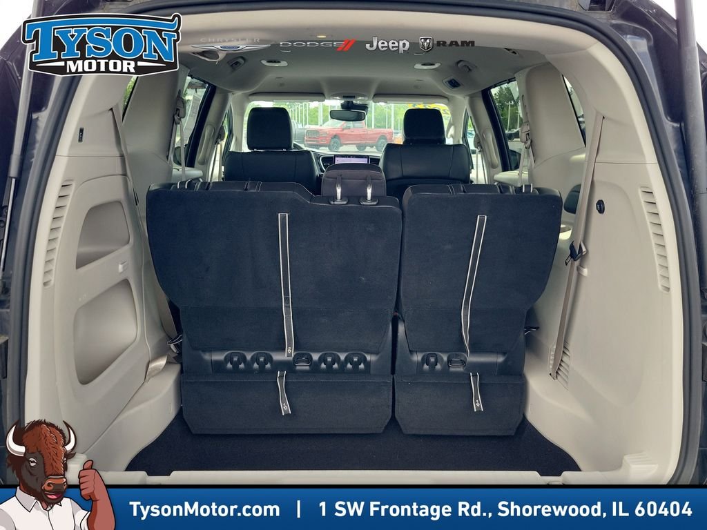 2023 Chrysler Pacifica Touring L AWD's photo