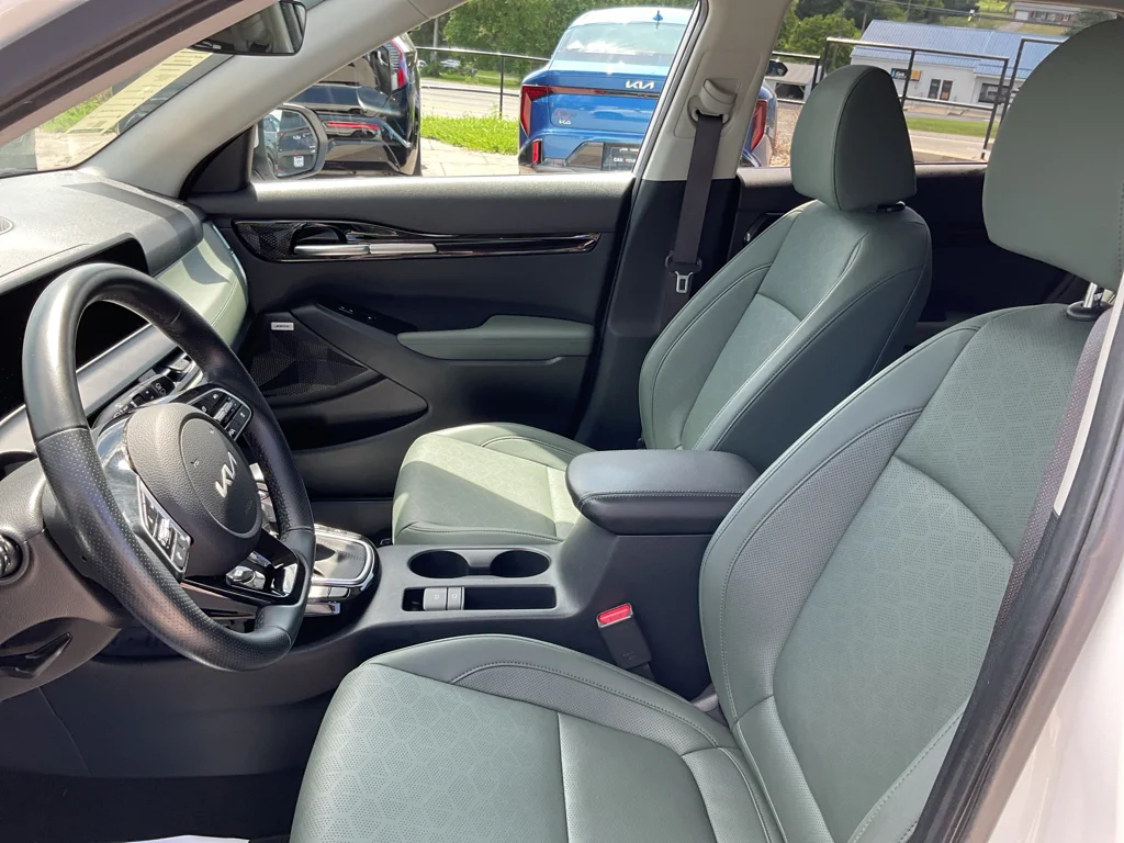 Used 2024 Snow White Pearl Kia SX image 20
