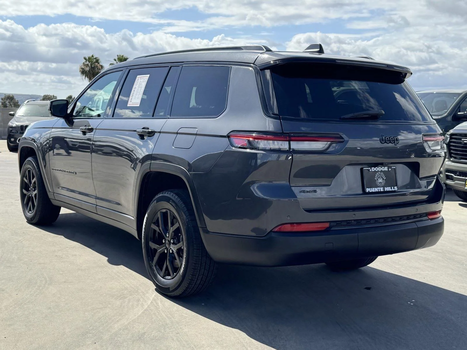 Used 2024 Baltic Gray Metallic Clearcoat Jeep Altitude image 5