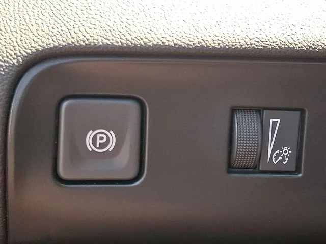 Used 2023 Red Buick Essence image 27