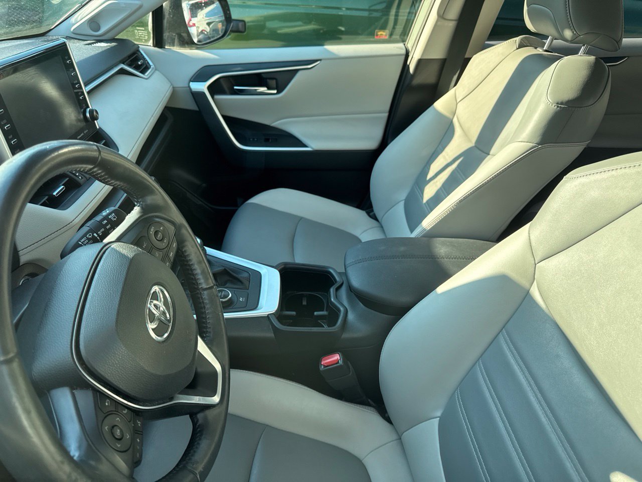 Used 2022  Toyota XLE Premium image 3