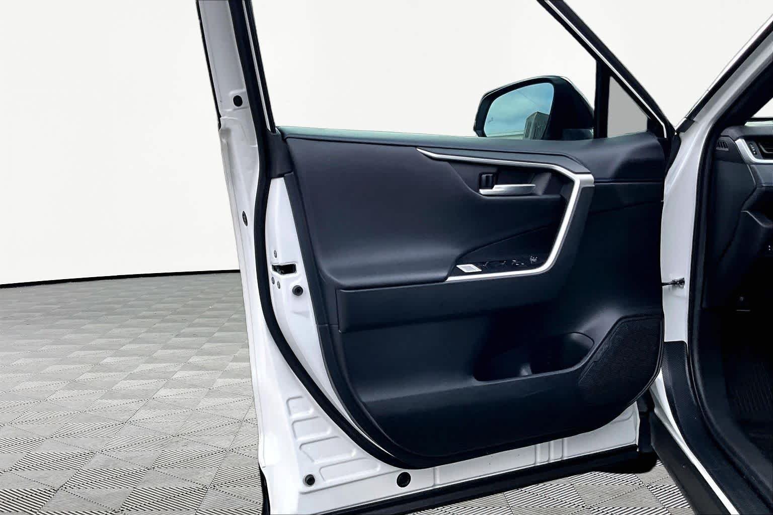 Used 2023 Wind Chill Pearl/Midnight Black Metallic Toyota Hybrid XSE image 22