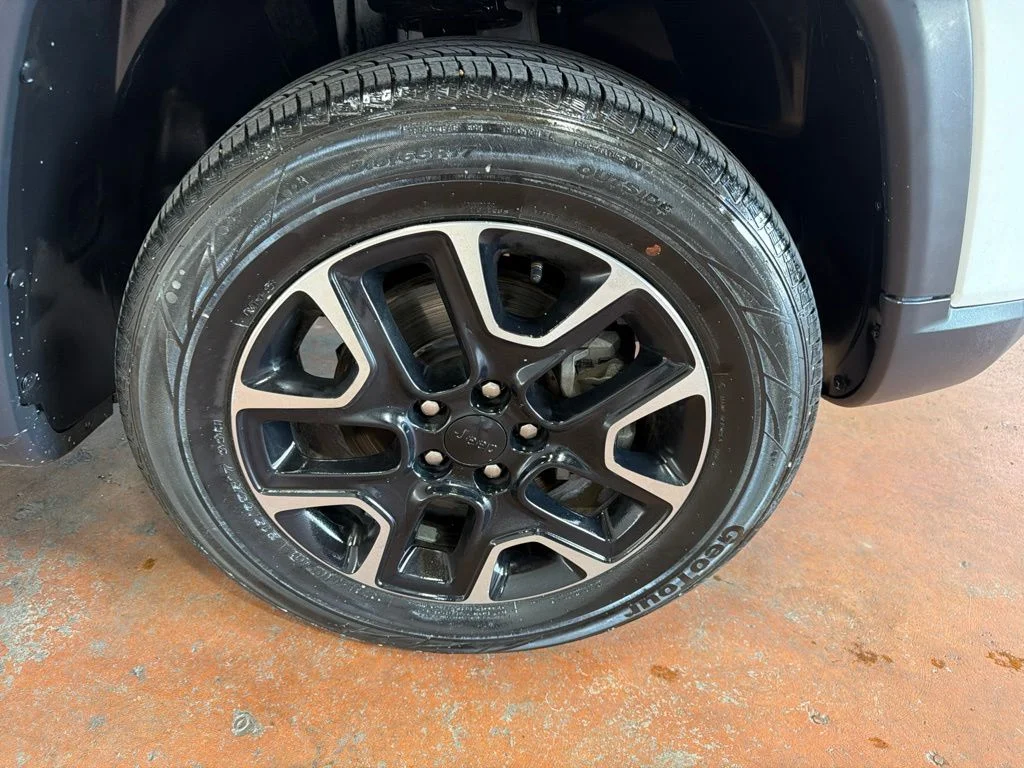 Used 2019 White Clearcoat Jeep Trailhawk image 10