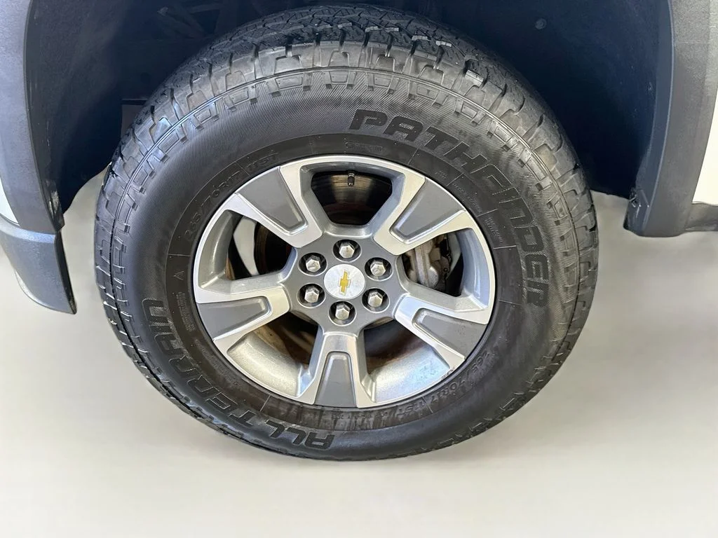 Used 2015 White Chevrolet Z71 image 39