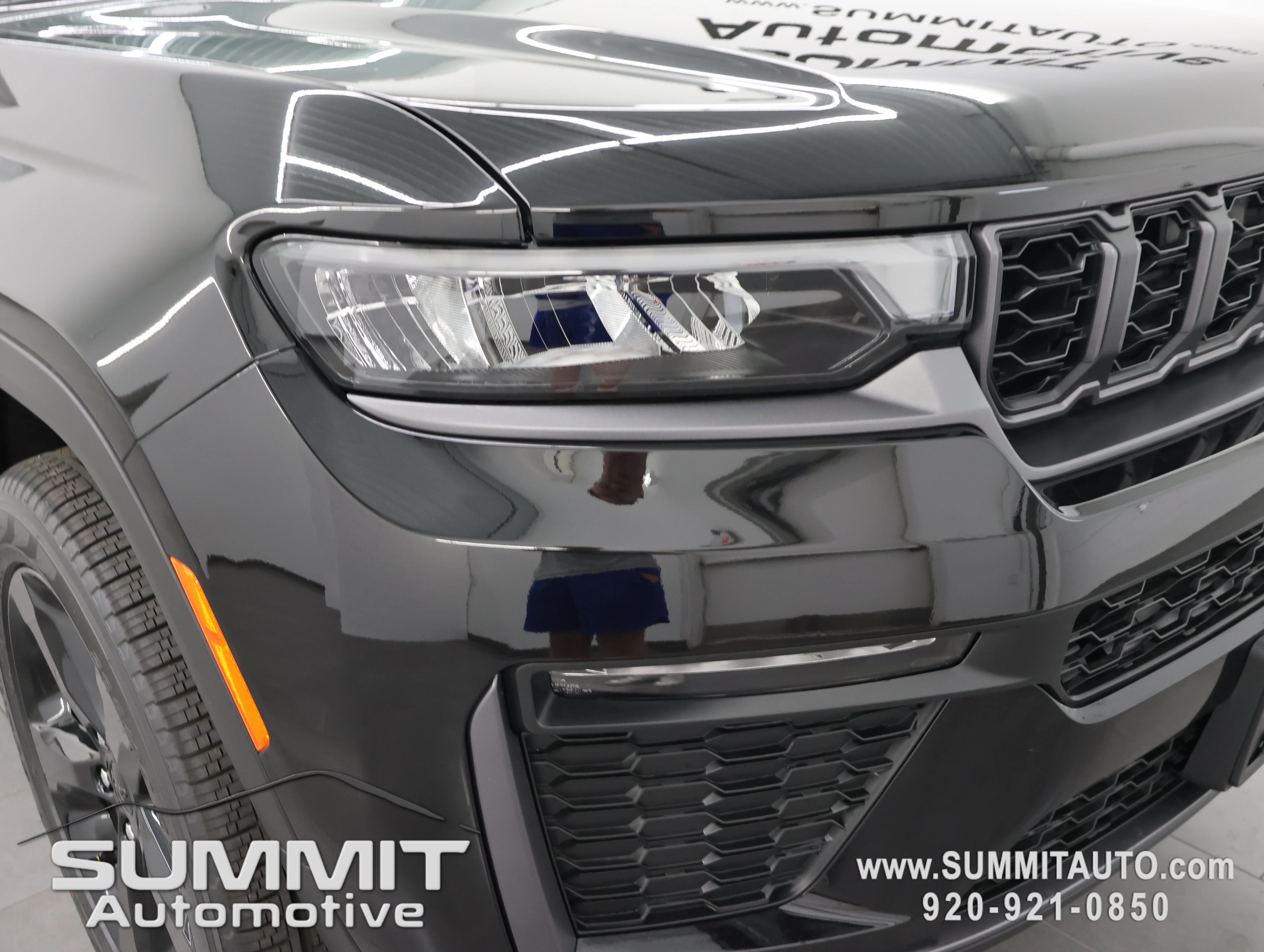 New 2026 Diamond Black Crystal Pearl-Coat Exterior Paint Jeep Limited image 23