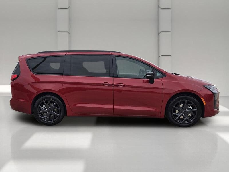 New 2027 Red Hot Pearl-Coat Exterior Paint Chrysler LIMITED FWD image 6