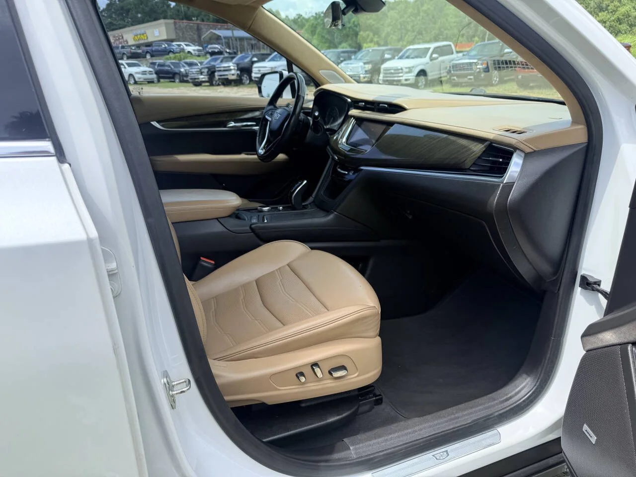 Used 2021 White Cadillac Premium Luxury 4x4 4dr SUV image 17