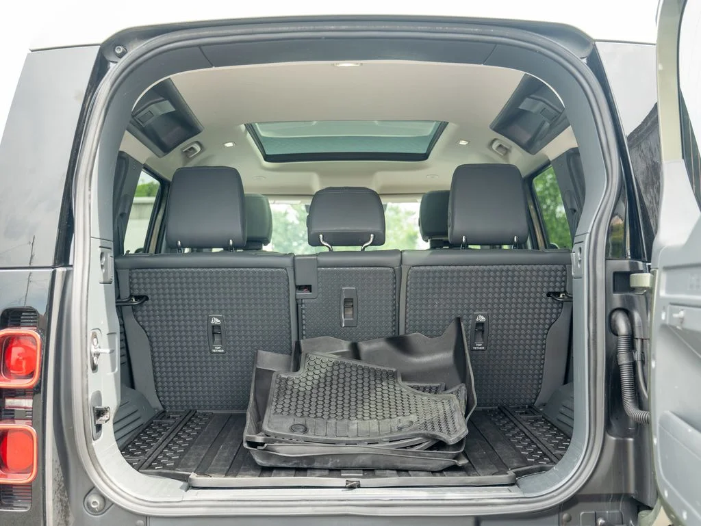 Used 2024 Green Land Rover X-Dynamic SE image 38