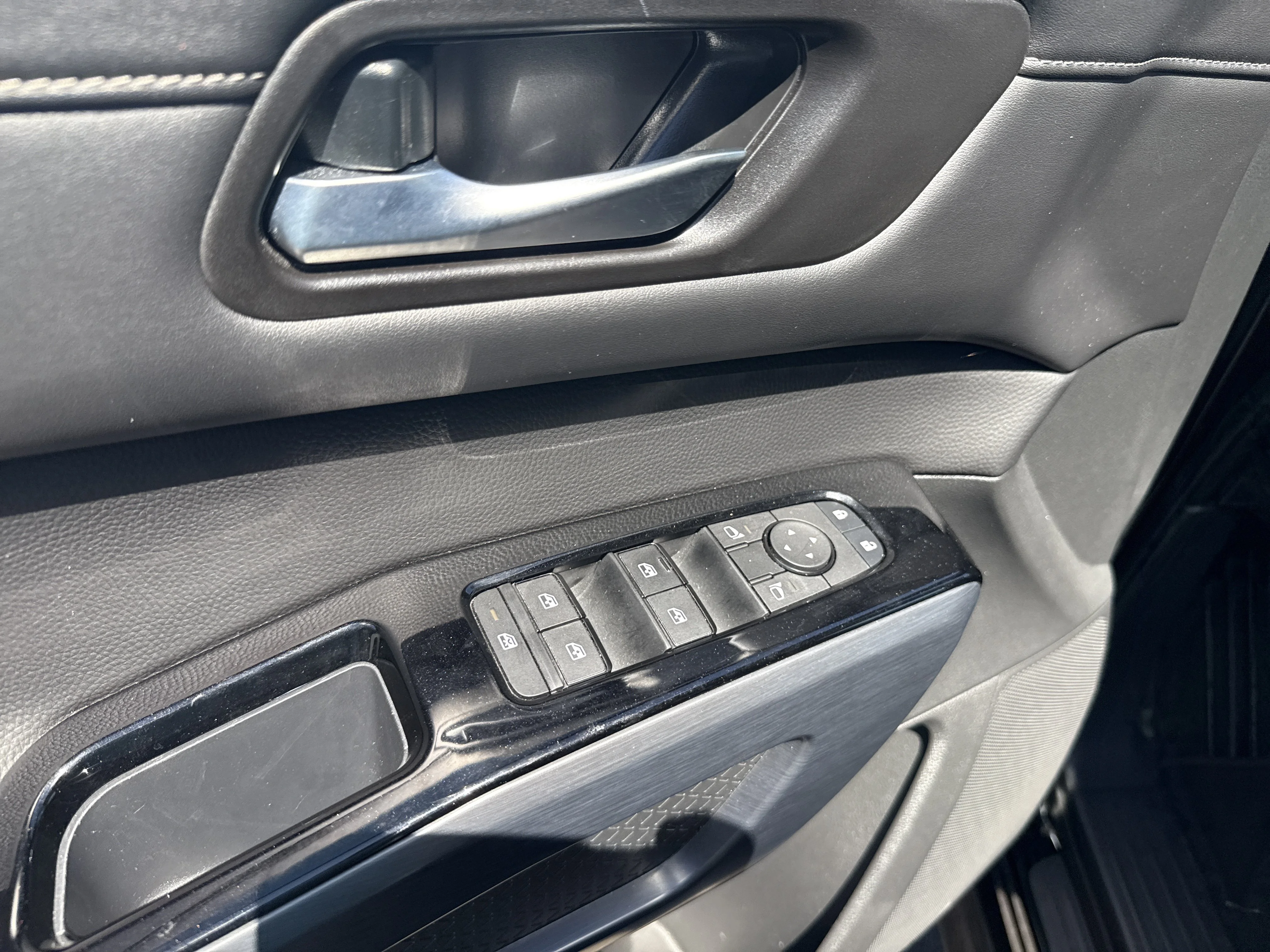 Used 2025 Super Black Nissan SL image 17