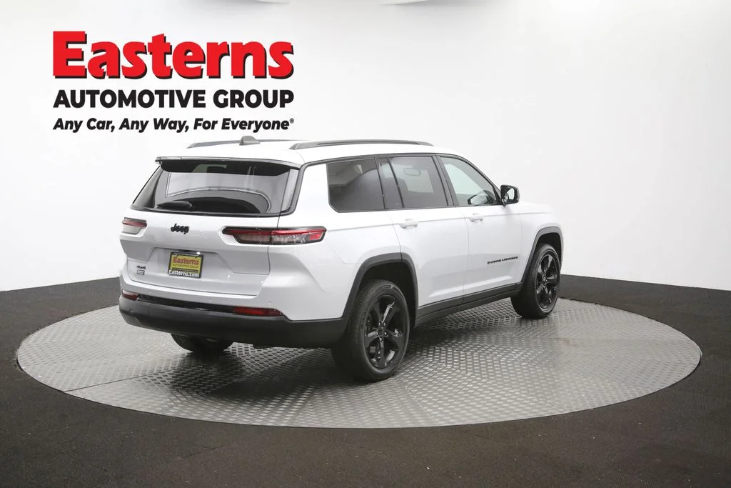 Used 2023 White Jeep Altitude image 42