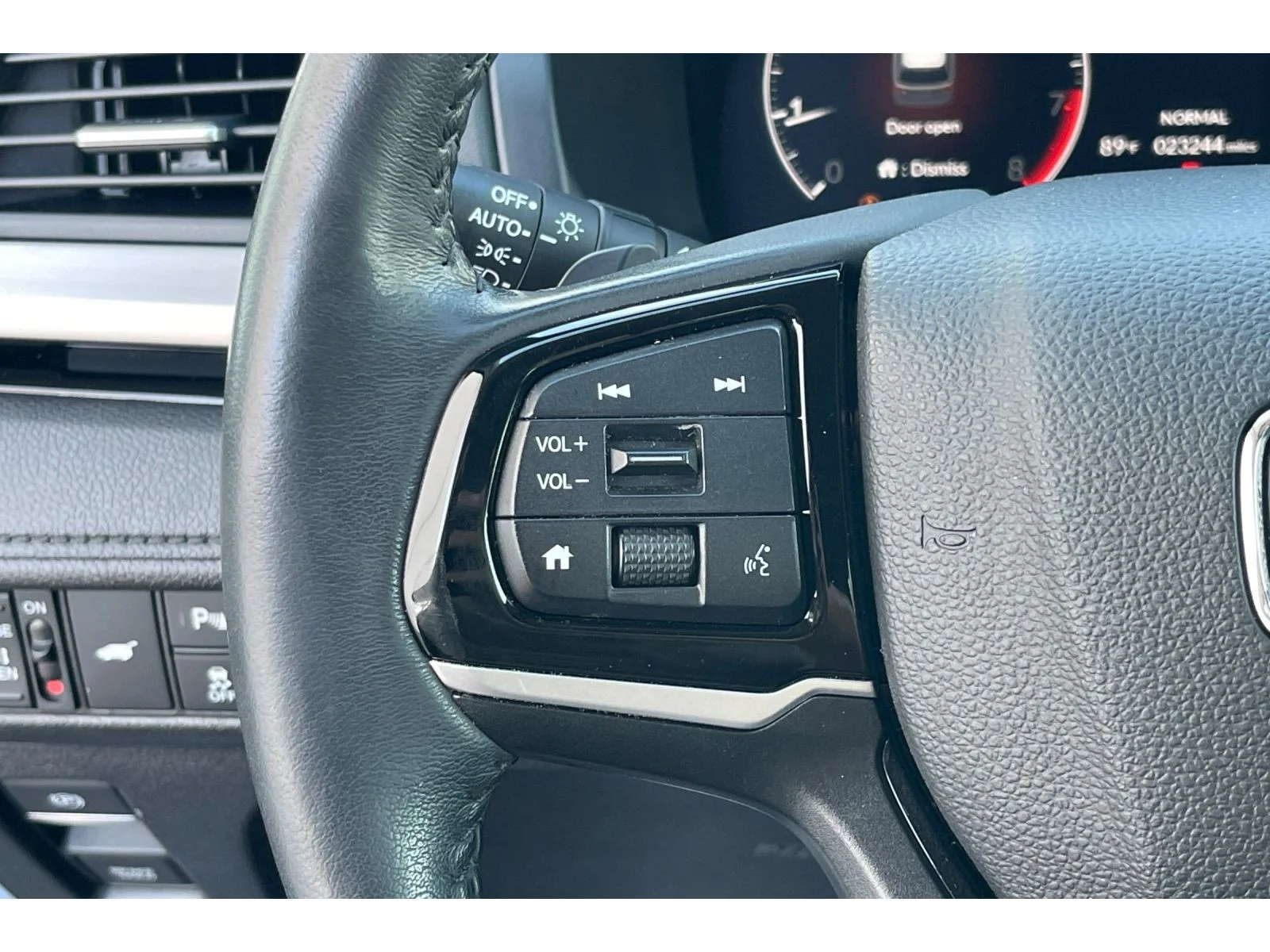 Used 2025 SONIC GRAY PEARL Honda Touring image 36