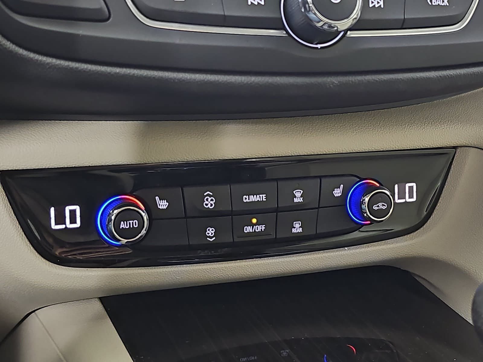 Used 2018 White Buick Essence image 20
