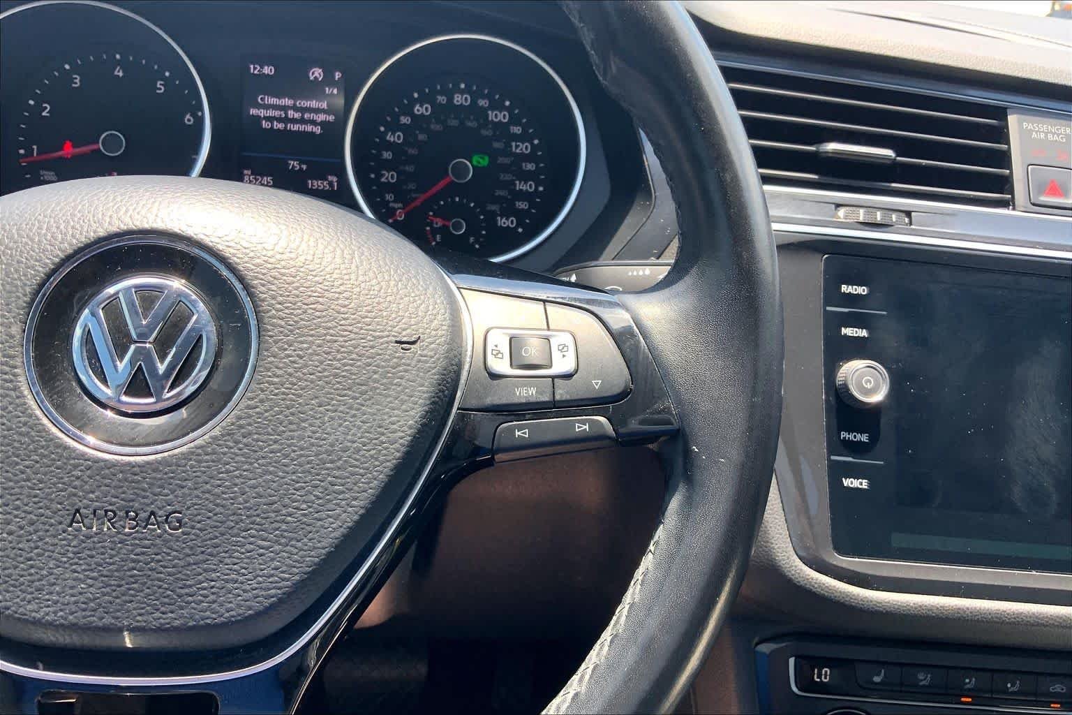 Used 2019 Pure White Volkswagen SE image 24