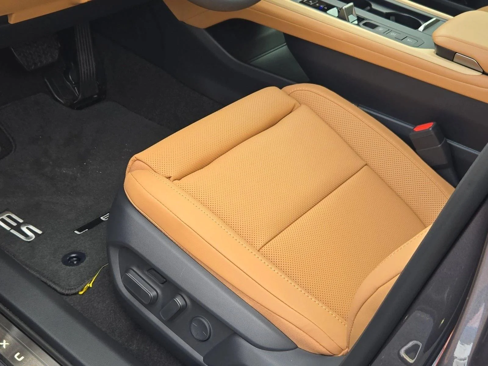 New 2026 Cloudburst Gray Lexus ES 350e LUXURY image 4
