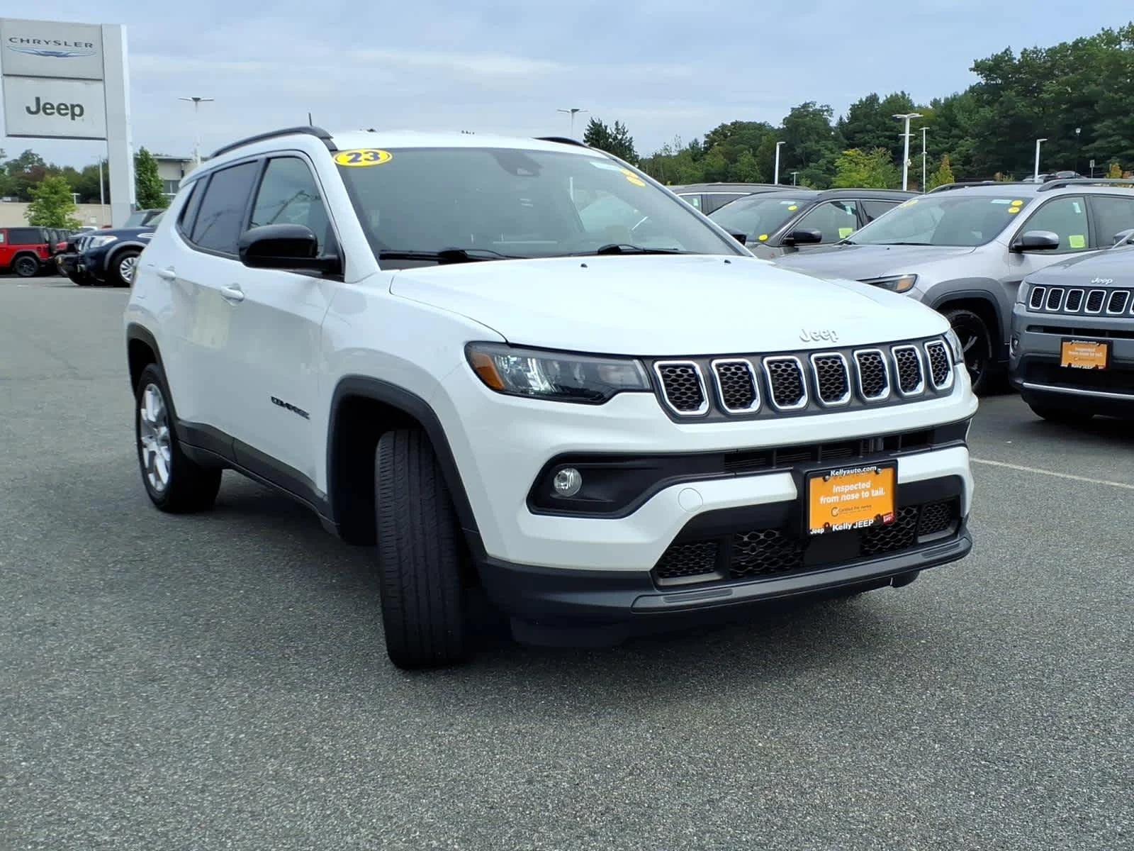 Certified Used 2023 Bright White Clearcoat Jeep Latitude Lux image 5