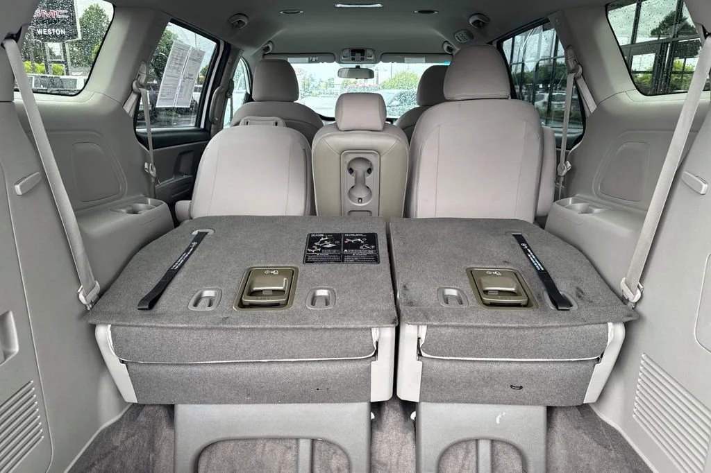 Used 2021 Pearl Kia LX image 16