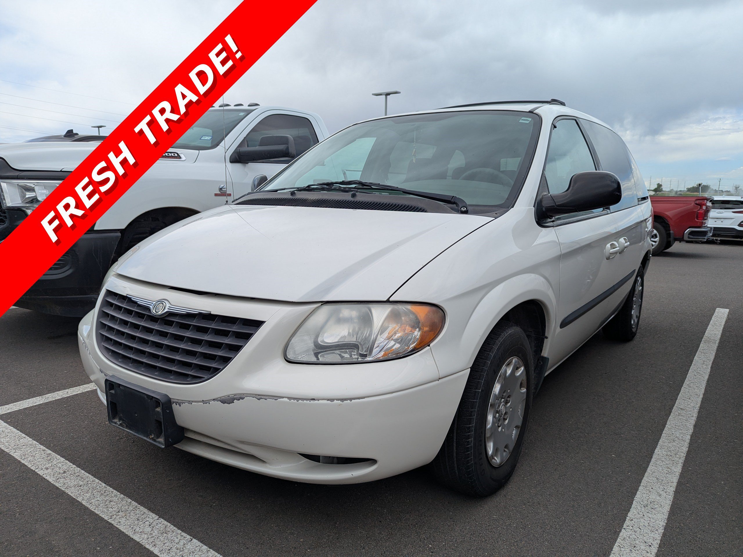 2003 Chrysler Voyager LX's photo