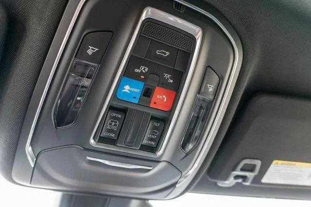 New 2026 Diamond Black Crystal Pearlcoat Jeep Laredo image 27